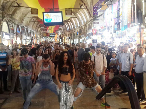 İnna... ROMANYALI ŞARKICI KAPALIÇARŞI'DA KLİP ÇEKTİ!