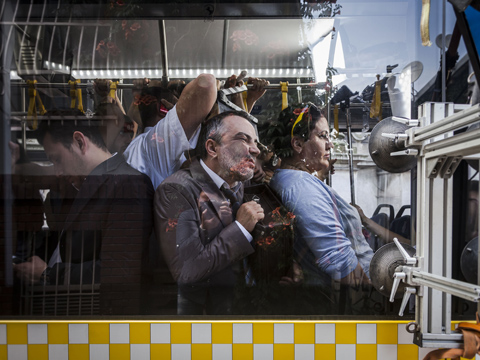 Yok Artık...  SETİ METROBÜSE TAŞIDILAR!