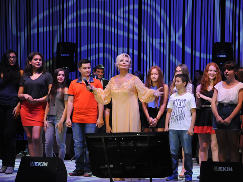 Emel Sayın... MİTİNG GİBİ İZMİR KONSERİ!