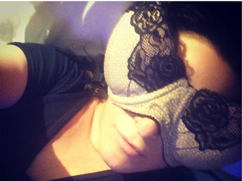 Esra Dermancıoğlu... İÇ ÇAMAŞIRINI UYKU GÖZLÜĞÜ YAPTI!