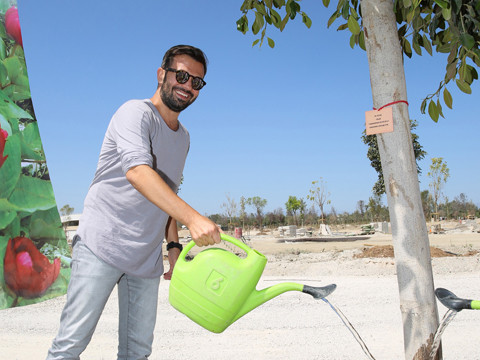 Yalın... KAUÇUK AĞACI DİKTİ!