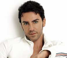 Faruk K... KLİBİNDE  MASA DANSI YAPTI!