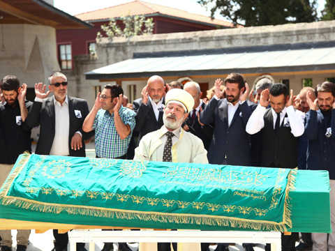 Kertenkele... HERKES ÖLDÜ SANIYOR!