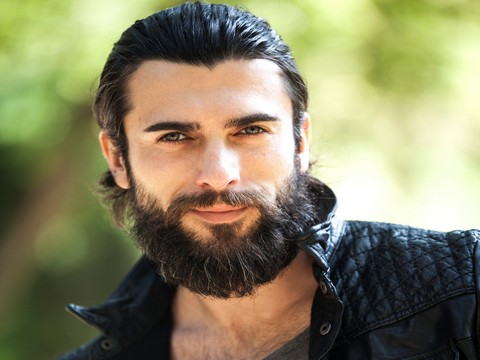 Cengiz Coşkun... "ÇOK YÖNLÜ KARAKTERLERİ OYNAMAYI, RİSKLİ ALANLARDA DOLAŞMAYI  SEVİYORUM" !..