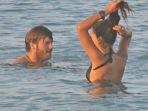 Kıvanç Tatlıtuğ - Başak Dizer... HALK PLAJINDA!