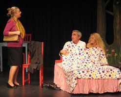 BU RESİMDEKİ SORUYA YANIT VERİN TİYATRO BİLETİ KAZANIN!