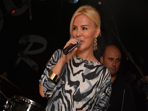 Ömür Gedik... KIBRIS'TA YASAKLARI DELDİ, BAYRAMDA SAHNE ALDI !..