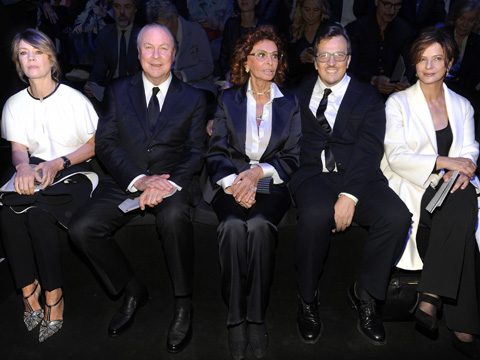 ÜNLÜLERDEN GIORGIO ARMANI DEFİLESİNE YOĞUN İLGİ!