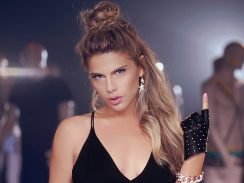 Melis Kar... MURAT BOZ’A  DİZ ÇÖKTÜREN KIZ!