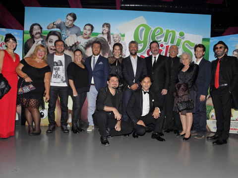 Geniş Aile: Yapıştır!... GALADA KIRIP GEÇİRDİ!