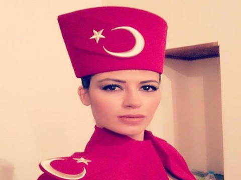 Tuğçe Sarıkaya... TÜRK BAYRAKLI KOSTÜMLE DİVRİĞİ'DE BÜYÜK ALKIŞ ALDI !..
