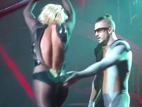 Britney Spears... SAHNEDE FERMUARI PATLAYINCA!..
