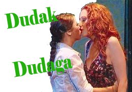 Dolunay Soysert-Beste Bereket... İŞTE SAHNEDEKİ LEZBİYEN ÖPÜŞME !..