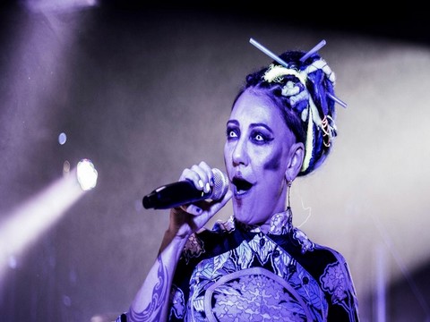 Özlem Tekin... "CADILAR BAYRAMI" NA ÖZEL,  İLGİNÇ KOSTÜMLÜ KONSER !..