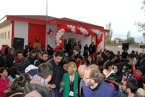 Gülben Ergen Çelik... 'ÇOCUKLAR GÜLSÜN DİYE' DOĞUBAYAZIT'TA!