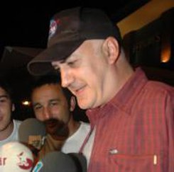 Tamer Karadağlı... SAÇLARINI KAZITTIRDI...