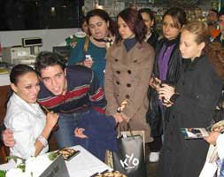 Ziynet Sali'nin...İMZA GÜNLERİNE YOĞUN İLGİ