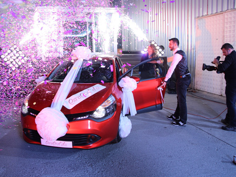 Esra Erol... HEM EVLENDİRİYOR, HEM HEDİYEYE BOĞUYOR!