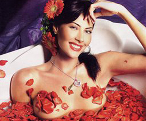 Şenay Akay'a taciz!... ZORLA ÖPÜP, TEKMELEDİLER!