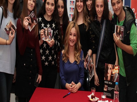 Güliz Ayla... İLK İMZA GÜNÜNE YOĞUN İLGİ!