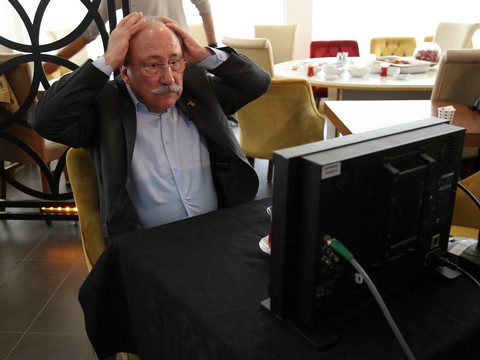 Altan Erkekli... USTA OYUNCUDAN HASSAS TERAZİ AYARI !..