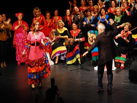 Nilüfer Kadın Korosu... BOZBEY ÇİFTİ, ROMAN DANSI İLE KONSERE DAMGA VURDU !..
