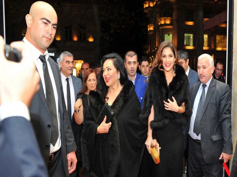 Türkan Şoray... SULTAN'A BAKÜ'DE BÜYÜK İLGİ !..