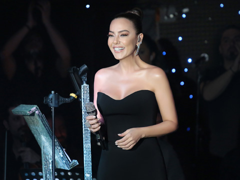 Ebru Gündeş... KIŞIN İLK KONSERİ GÜNAY’DA!