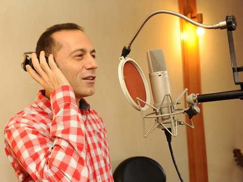 Cüneyt Çakır... ÇOCUKLAR İÇİN MİKROFON BAŞINDA!