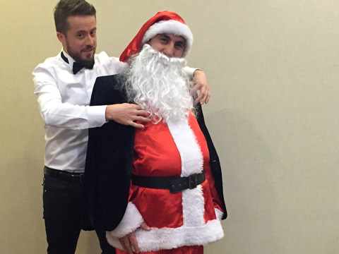 Aydın Kurtoğlu...  'NOEL BABA'YA CEKETİNİ HEDİYE ETTİ!