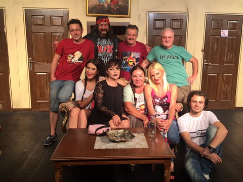 'Üç Nokta... "TİYATRO AK'LA KARA" DA,  AKILLARA ZARAR BİR  KOMEDİ !..