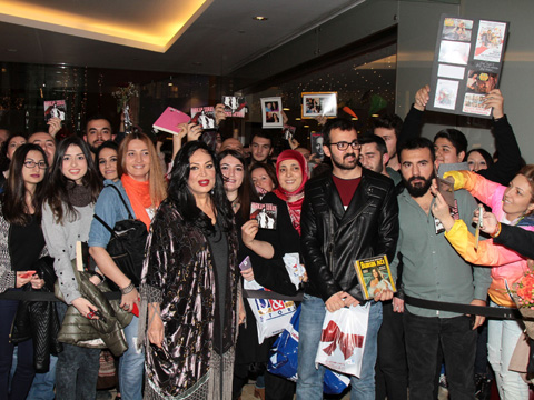 Türkan Şoray... SULTAN'IN ALBÜMÜNE İLK İMZA GÜNÜ!