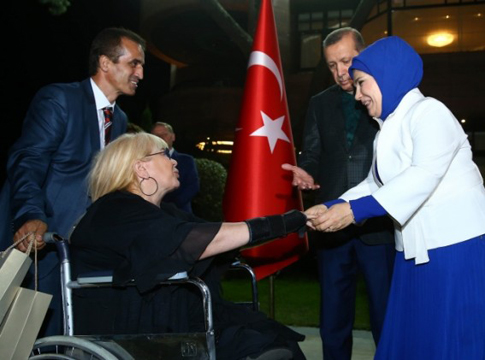 Zerrin Özer... 2-3 KİŞİNİN YARDIMI OLMADAN YÜRÜYEMİYOR!