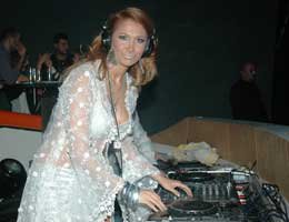 Nilay Dorsa...SEKSİ KIYAFETİYLE DJ'LİK YAPTI!