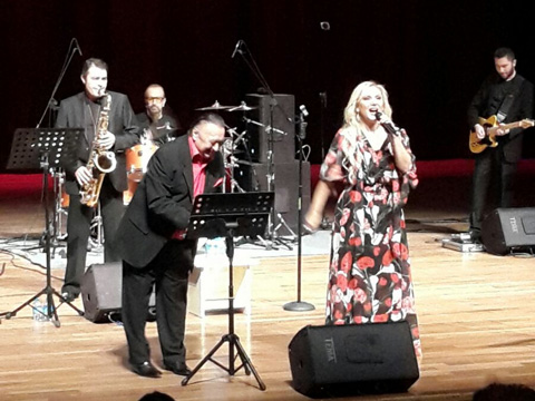 Ömür Göksel - Zeliha Sunal... AYAKTA ALKIŞLANDILAR!