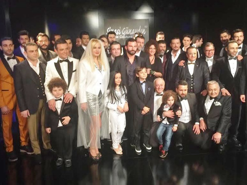 Şinasi Günaydın... 44. YILINDA 44 MANKENLE DEFİLE!