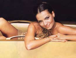 Ebru Akel... ÜCRETİ EL YAKIYOR!