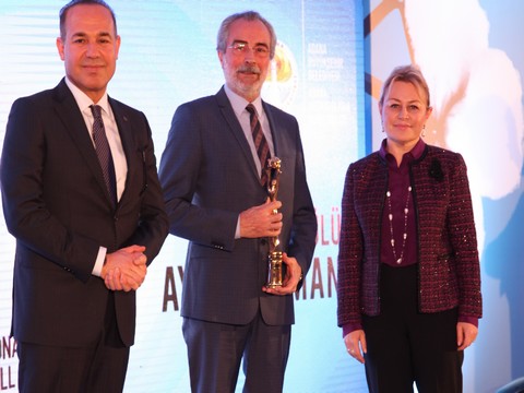 Aytaç Arman... "ALTIN KOZA" DAN ONUR ÖDÜLÜ !..