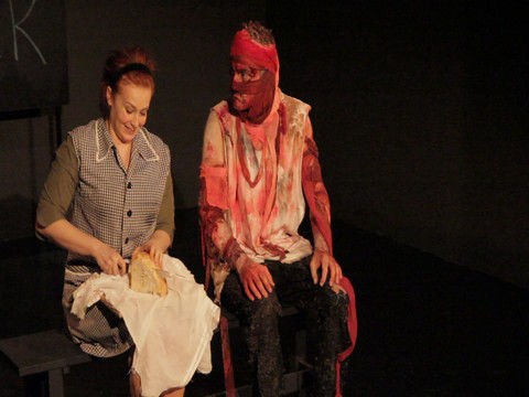 “Kırmızı Siyah ve Cahil”... TRAJİKOMİK OYUN,  Bİ TİYATRO SAHNESİNDE !..