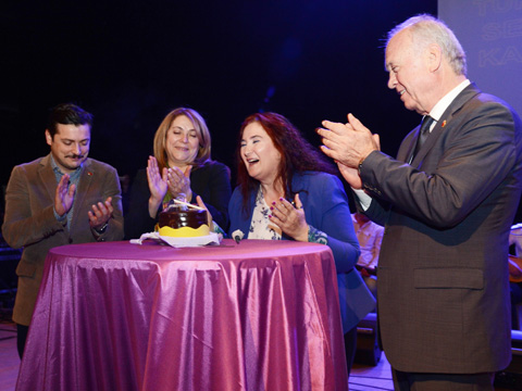 Sabahat Akkiraz... SAHNEDE DOĞUM GÜNÜ SÜRPRİZİ!