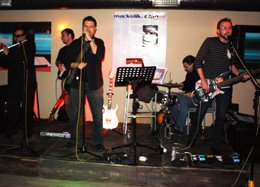 Past Tense Grubu? ONLARI FUTBOL AŞKI BİR ARAYA GETİRDİ..