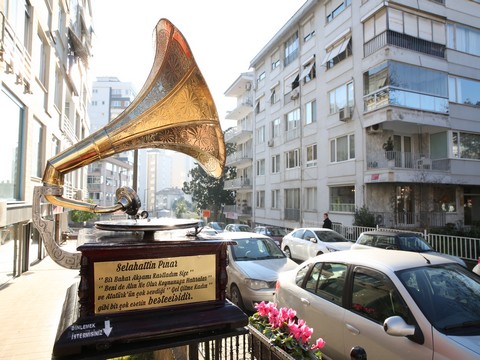 SOKAKTA GRAMAFON, GRAMAFONDA AŞK VAR!..