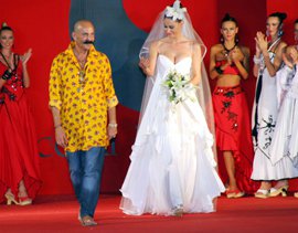 Cemil İpekçi... BÖYLE OLUR MODACININ AÇILIŞI...