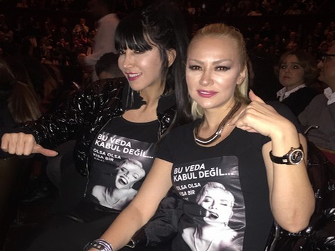 Hande Yener-Aylin Coşkun...SEZEN AKSU'YA T-SHIRTLÜ MESAJ!..