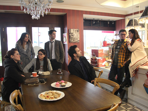 Aşk Yeniden... MUKADDES KLİNİKTEN KAÇIYOR!