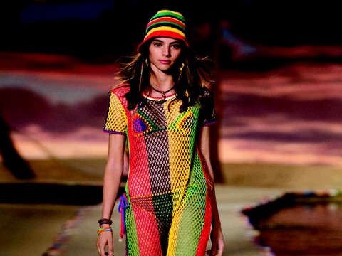 Rihanna... GÖKKUŞAĞI MİSALİ SEKSİ BİKİNİSİ İLE GÖZLERİ KAMAŞTIRDI !..