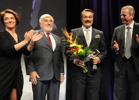 Kadir İnanır... ÖDÜL ALDIĞI TÜRK -ALMAN FESTİVALİNDE OLAY!