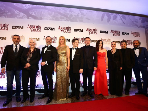 Annemin Yarası... DEV KADROYA DEV GALA!