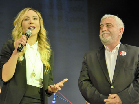 Suat -Ahu Sungur... GÜLTEN AKIN İÇİN AYNI SAHNEDE BULUŞTULAR!