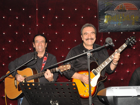 Ümit Besen... GİTTİ PİYANİST ŞANTÖR, GELDİ GİTARİST ŞANTÖR!...